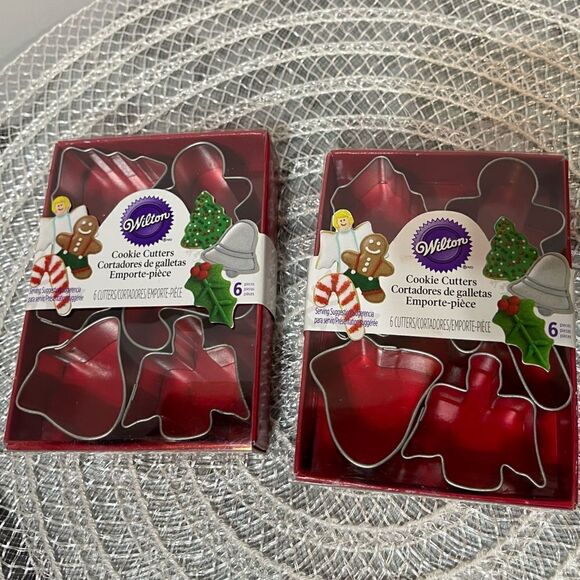Wilton Christmas Cookie cutters and cupcake stand NWT - Picture 10 of 11